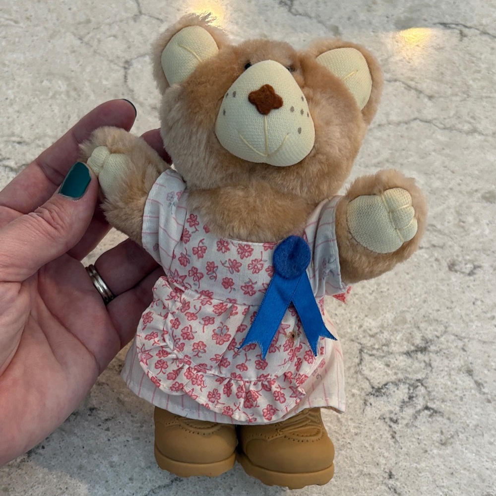 Vintage 1986 Hattie Furskin bear, produced by Xavier Roberts